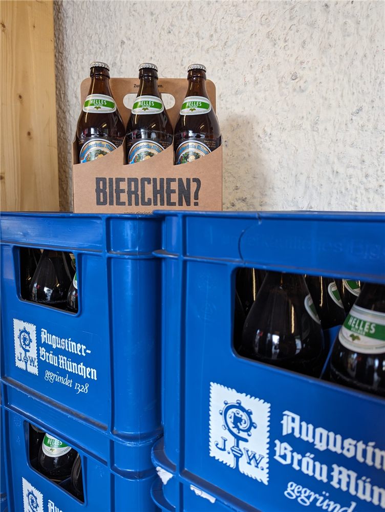 Sechserträger mit der Aufschrift Bierchen auf Getränkekästen