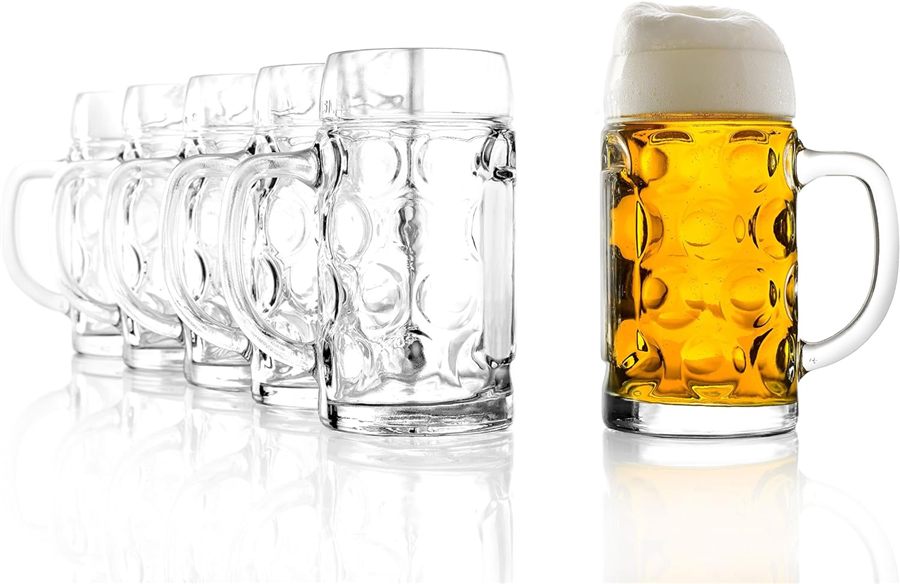 Maßkrüge, einer davon mit Bier gefüllt