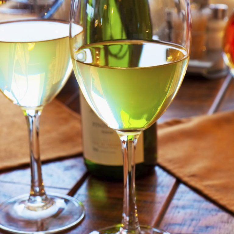 Zwei Gläser Weißwein auf einem Tisch