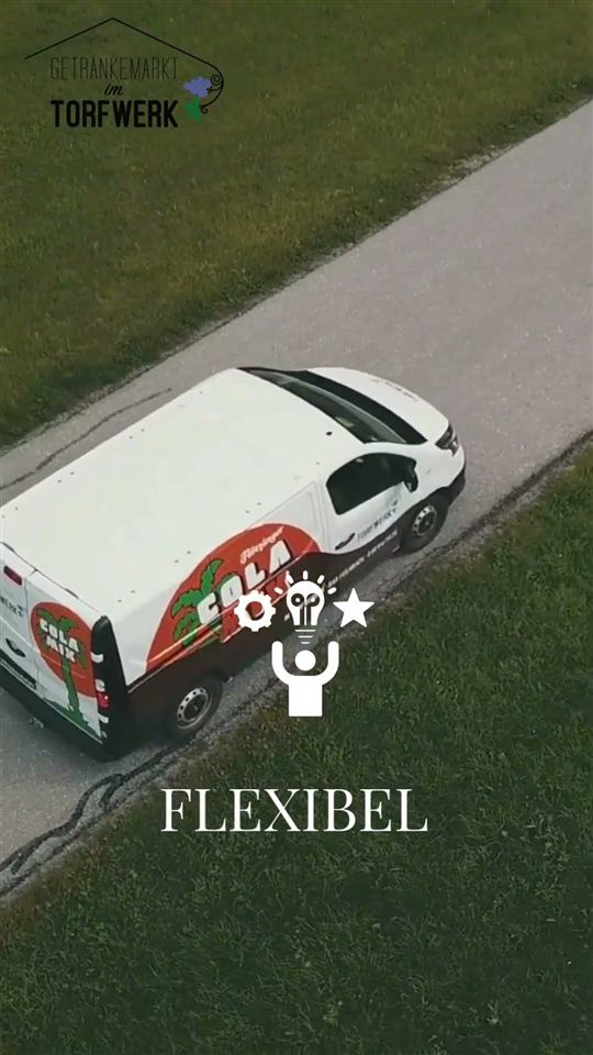 Lieferwagen vom Getränkemarkt im Torfwerk von oben